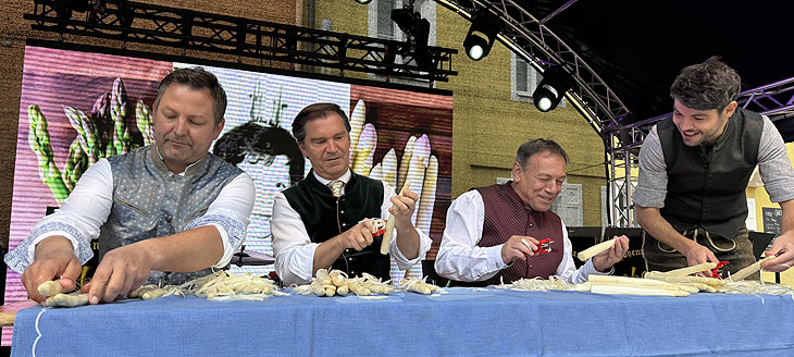 Spargelschälwettbewerb u.a. mit Brauerei Kühbach-Chef Umberto Freiherr von Beck-Peccoz, Schrobenhausens Bürgermeister Harald Reisner und BR-Moderator Andi Christ: Traditionelles Spargelfest Schrobenhausen am 24.05.2025 (©Foto: Martin Schmitz)